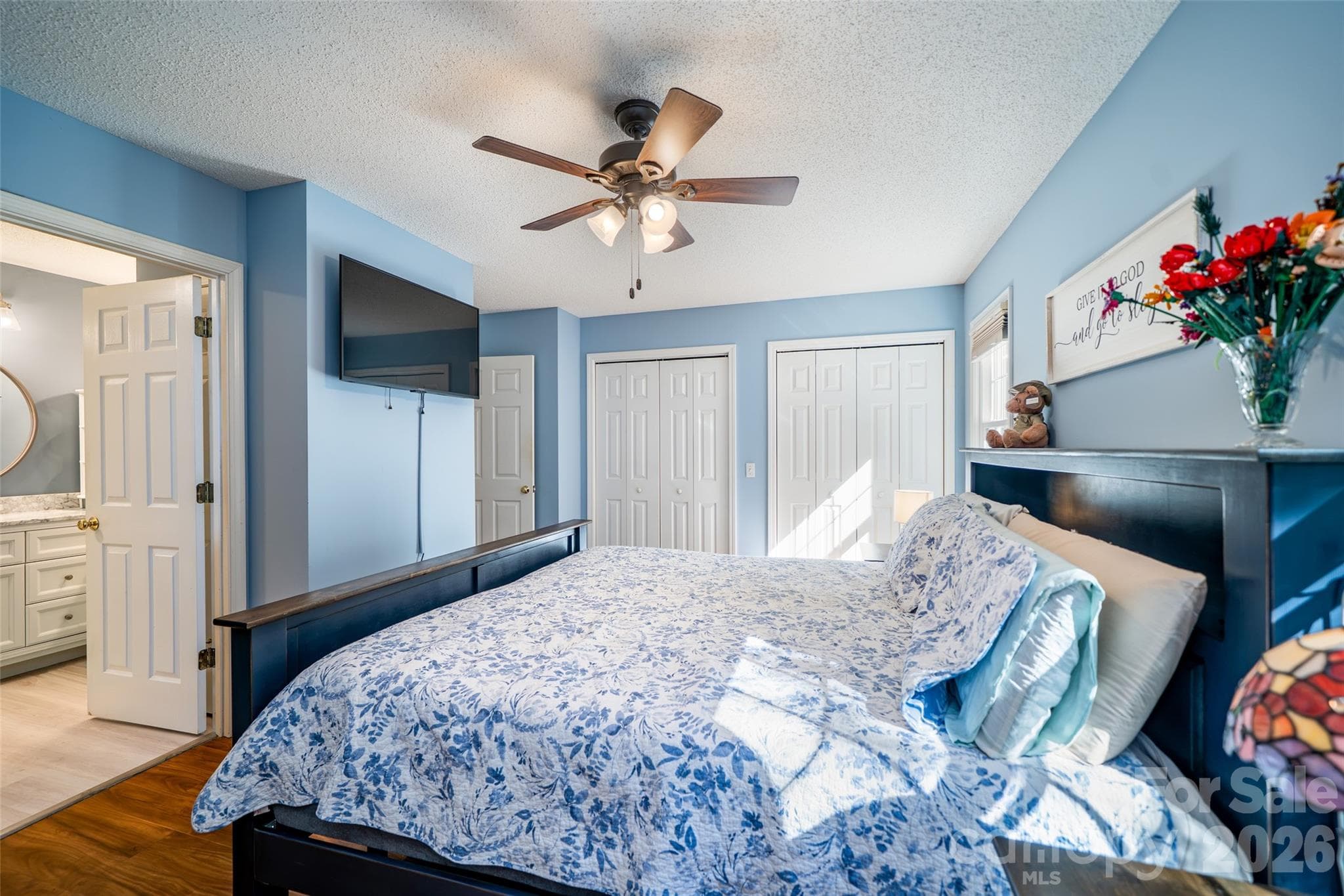Primary bedroom with en suite - 18 Friendly Way, Asheville