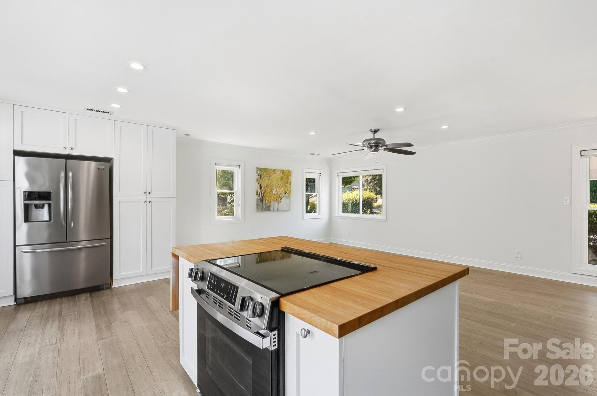 Brand-new oven/range ready for everything from weeknight dinners to Sunday morning pancakes! - 3022 Point Clear Drive, Tega Cay