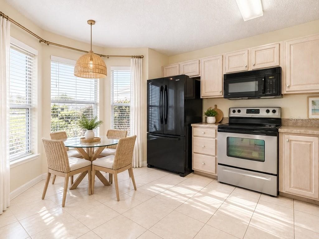 Staged Eating Area in Kitchen - 4967 HERON RUN CIR, LEESBURG