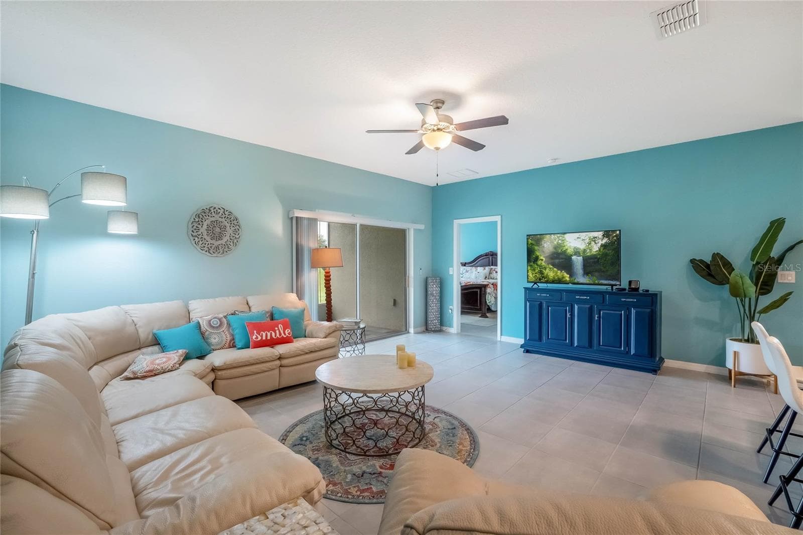 Great Room. Patio Doors lead to screened porch - 4400 BEDFORD WAY, LEESBURG