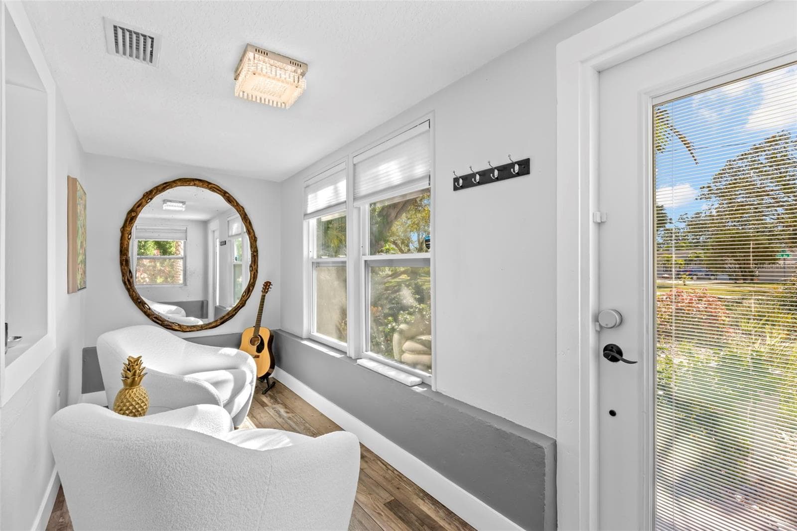 Cozy Sitting Area - 3501 BOCA CIEGA DR N, ST PETERSBURG