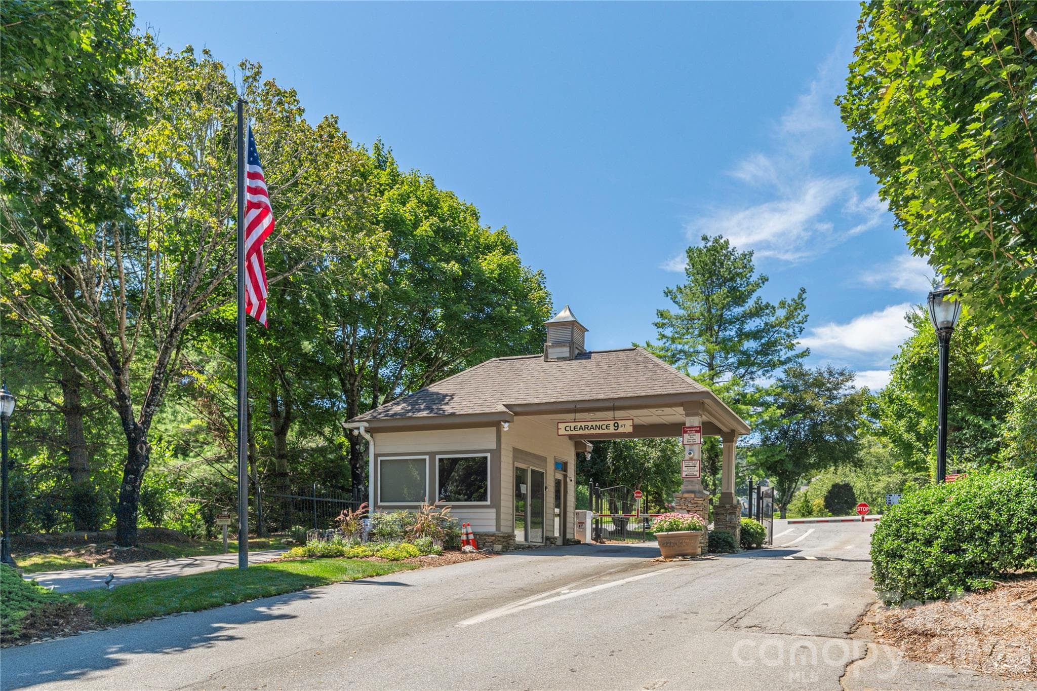 Gate house - 116 Ivy Road, Mills River