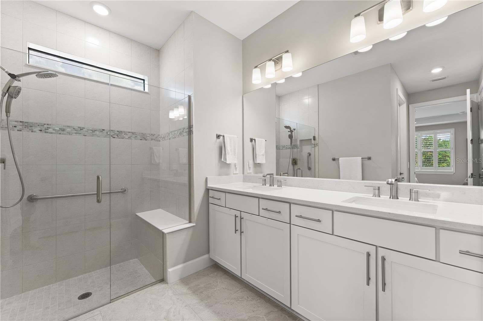 Ensuite bath with upgraded tile accent to the ceiling. - 6332 WINDING PINE DR, NOKOMIS
