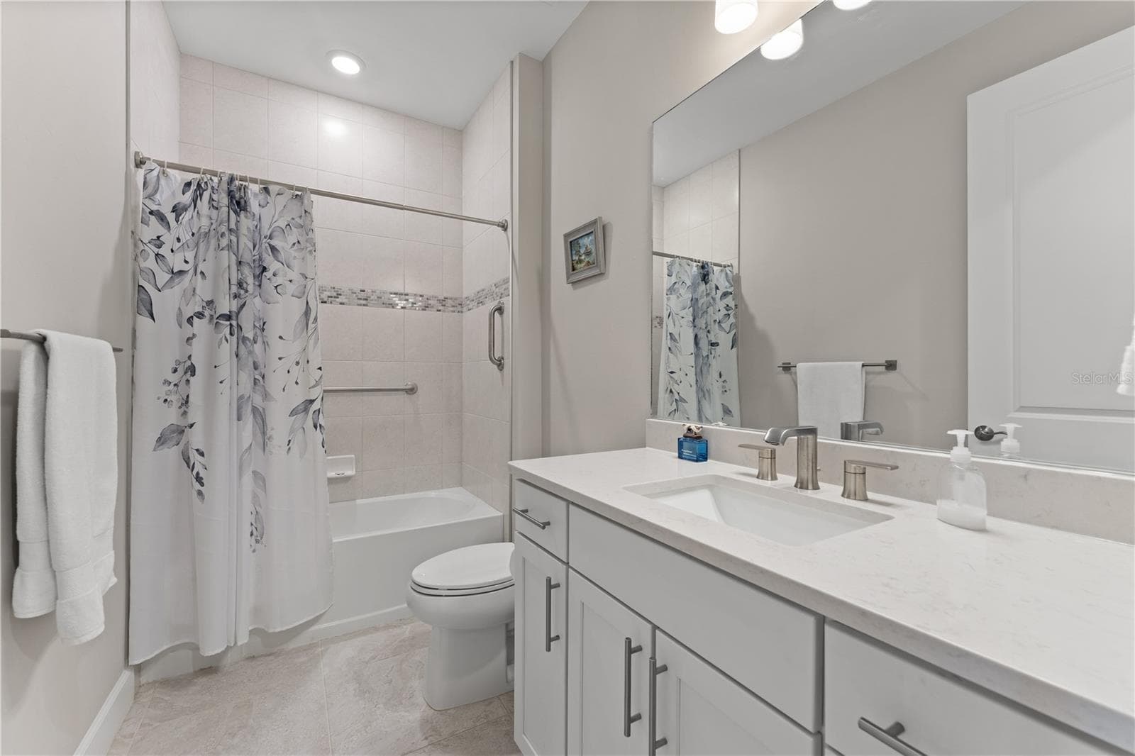 Guest bath with upgraded tile. - 6332 WINDING PINE DR, NOKOMIS