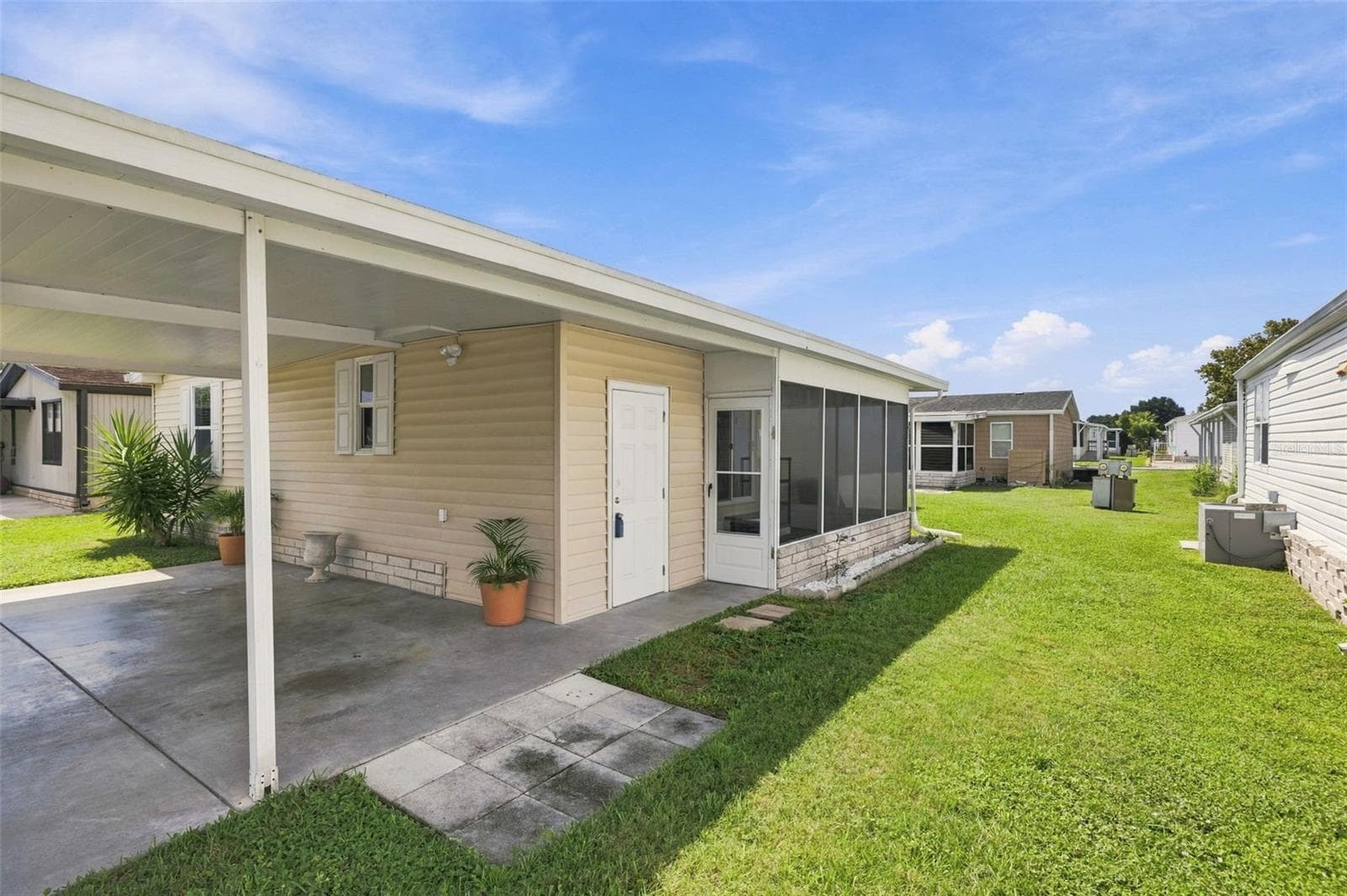 Extra Storage and screened-in lanai for that outdoor living! - 3041 SHORT LEAF ST, WESLEY CHAPEL
