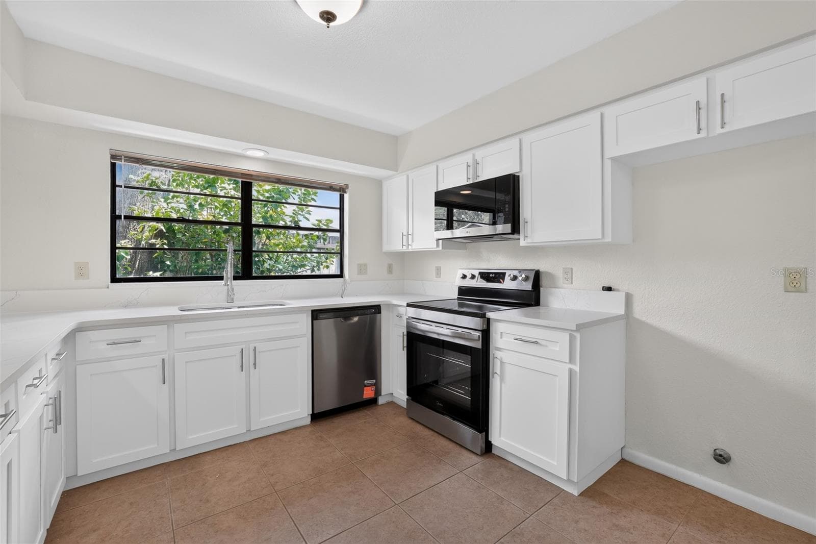 Single Family Residence at 4015 DELLBROOK DR, TAMPA, photo 9 of 27