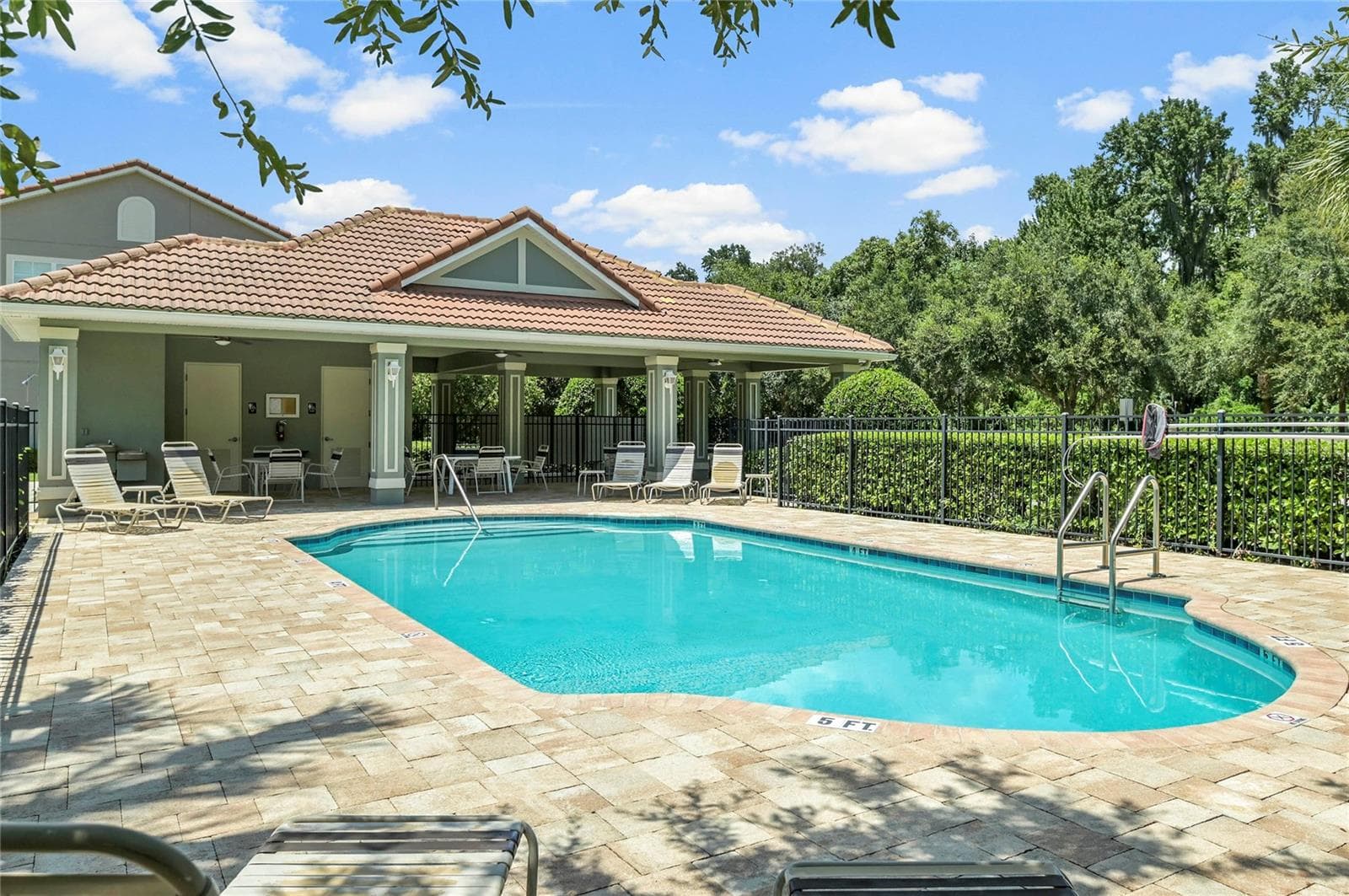 community pool and covered patio - 104 CANTERBURY BELL DR, OVIEDO