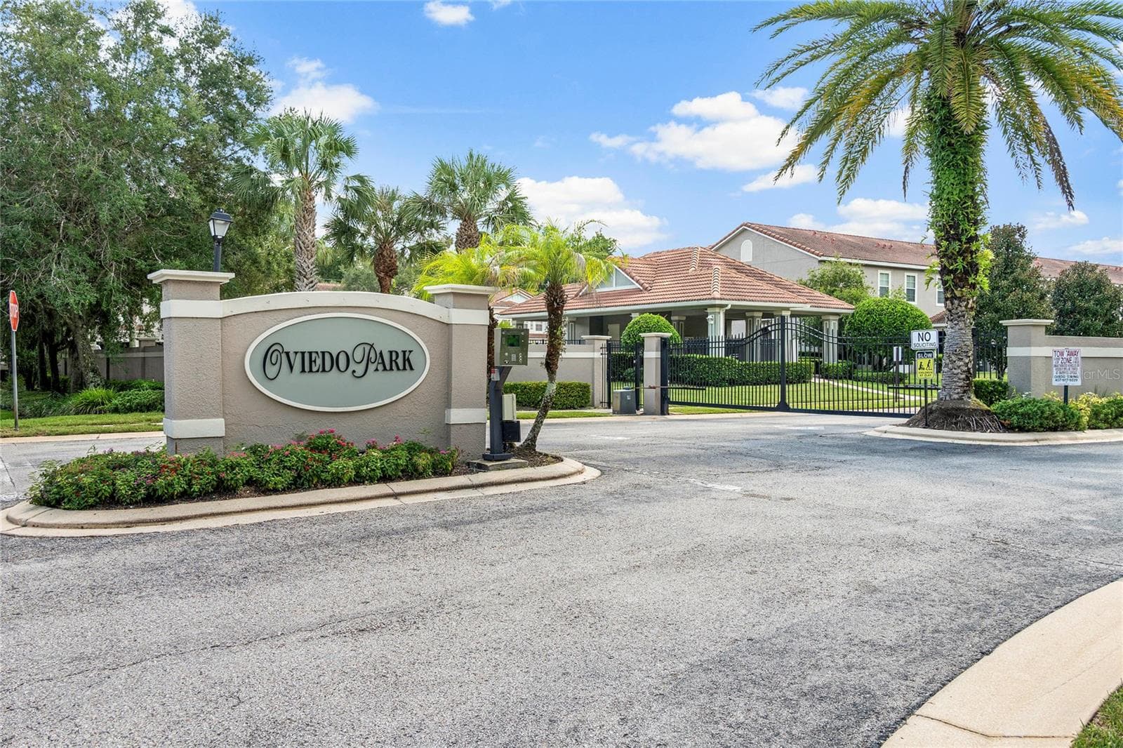 gated front entrance - 104 CANTERBURY BELL DR, OVIEDO