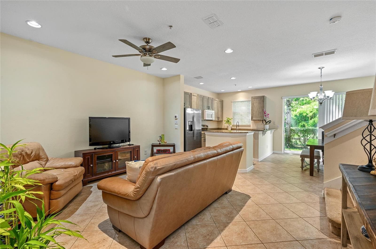open concept living to kitchen and dining - 104 CANTERBURY BELL DR, OVIEDO