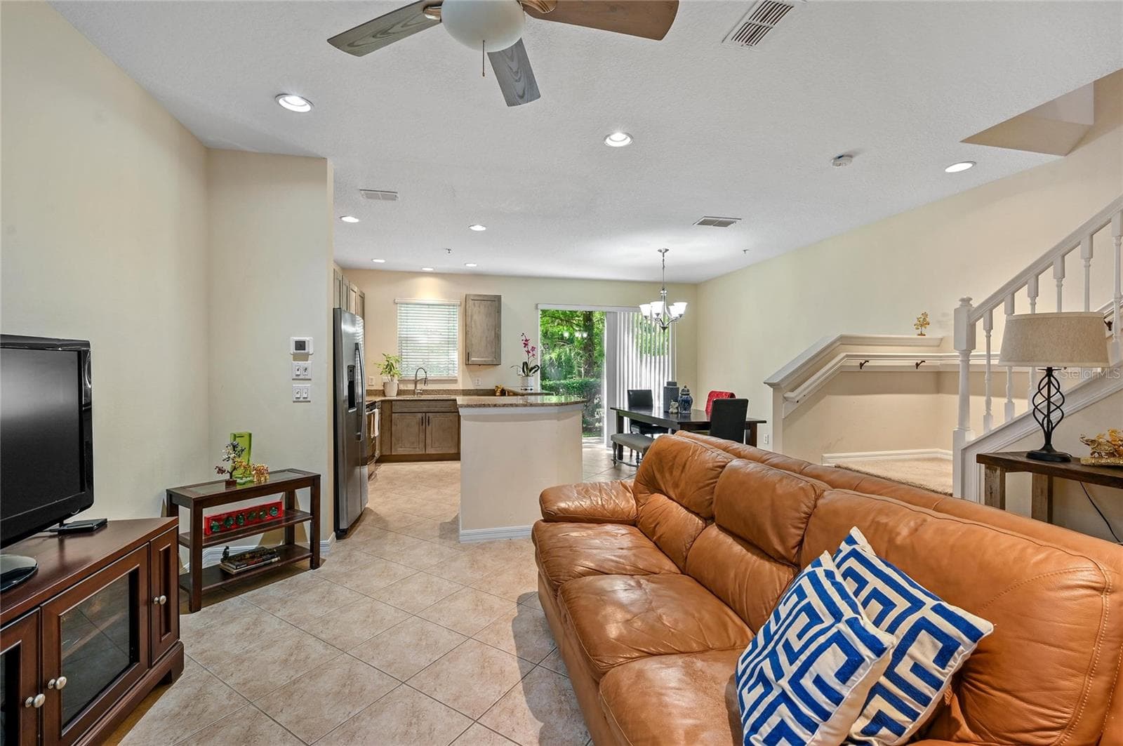 spacious living area - 104 CANTERBURY BELL DR, OVIEDO