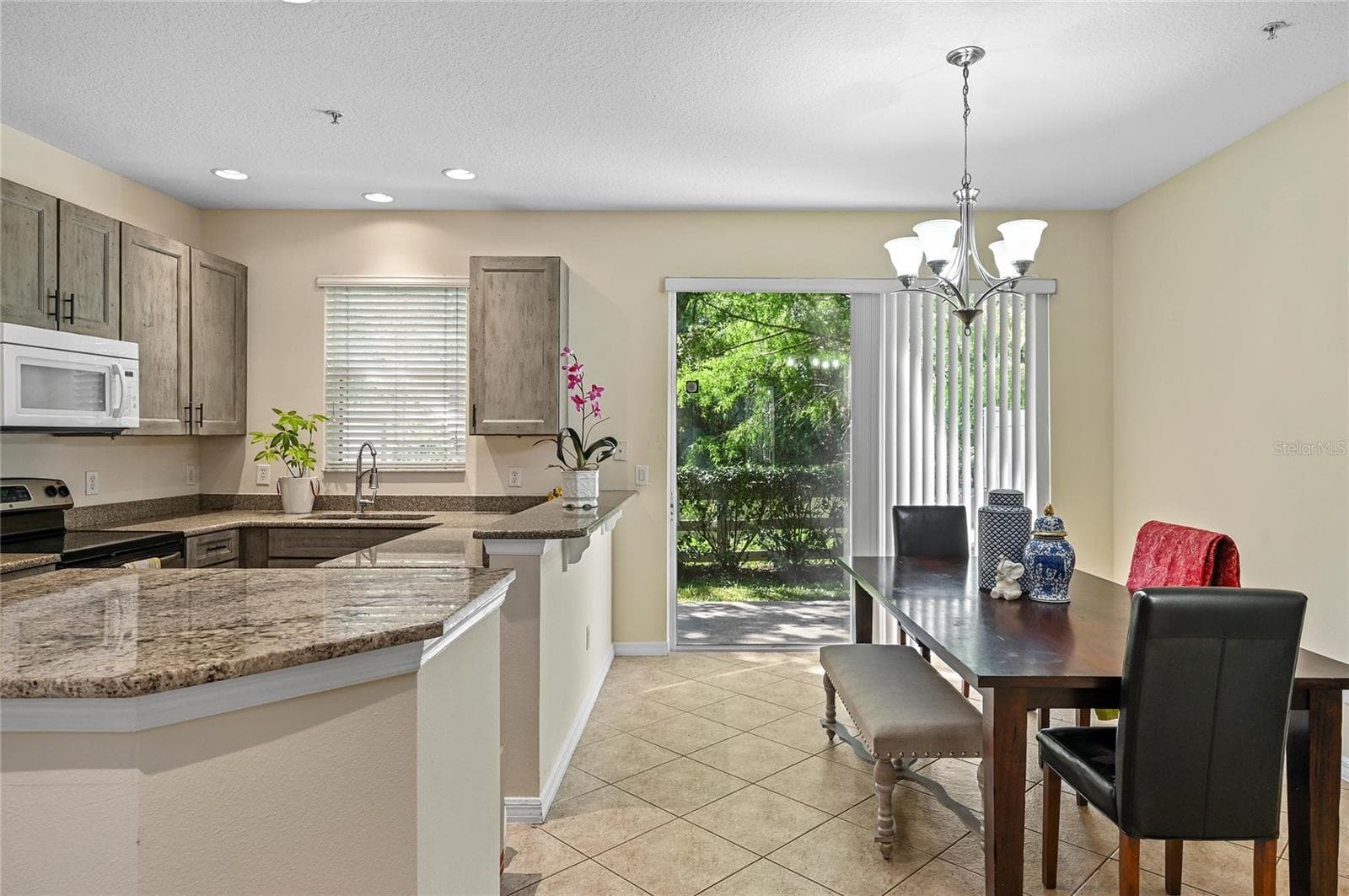 super cool high top counter space with storage and new kitchen - 104 CANTERBURY BELL DR, OVIEDO