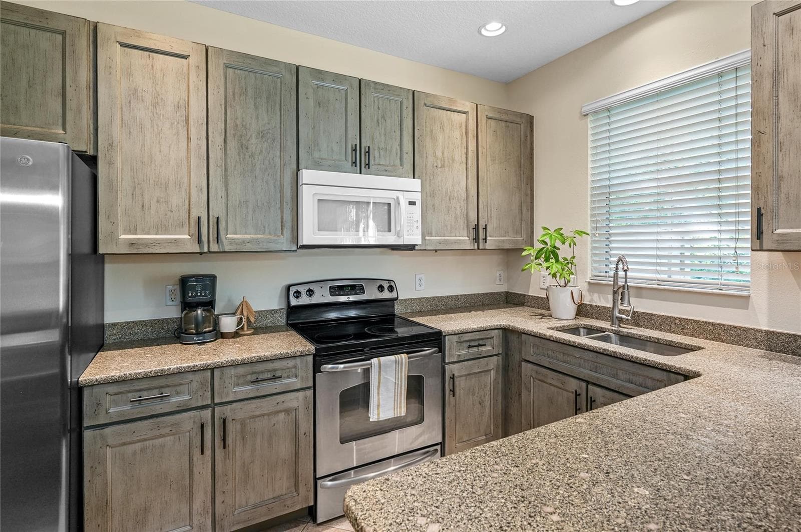 super nice kitchen window looks over greenbelt - 104 CANTERBURY BELL DR, OVIEDO