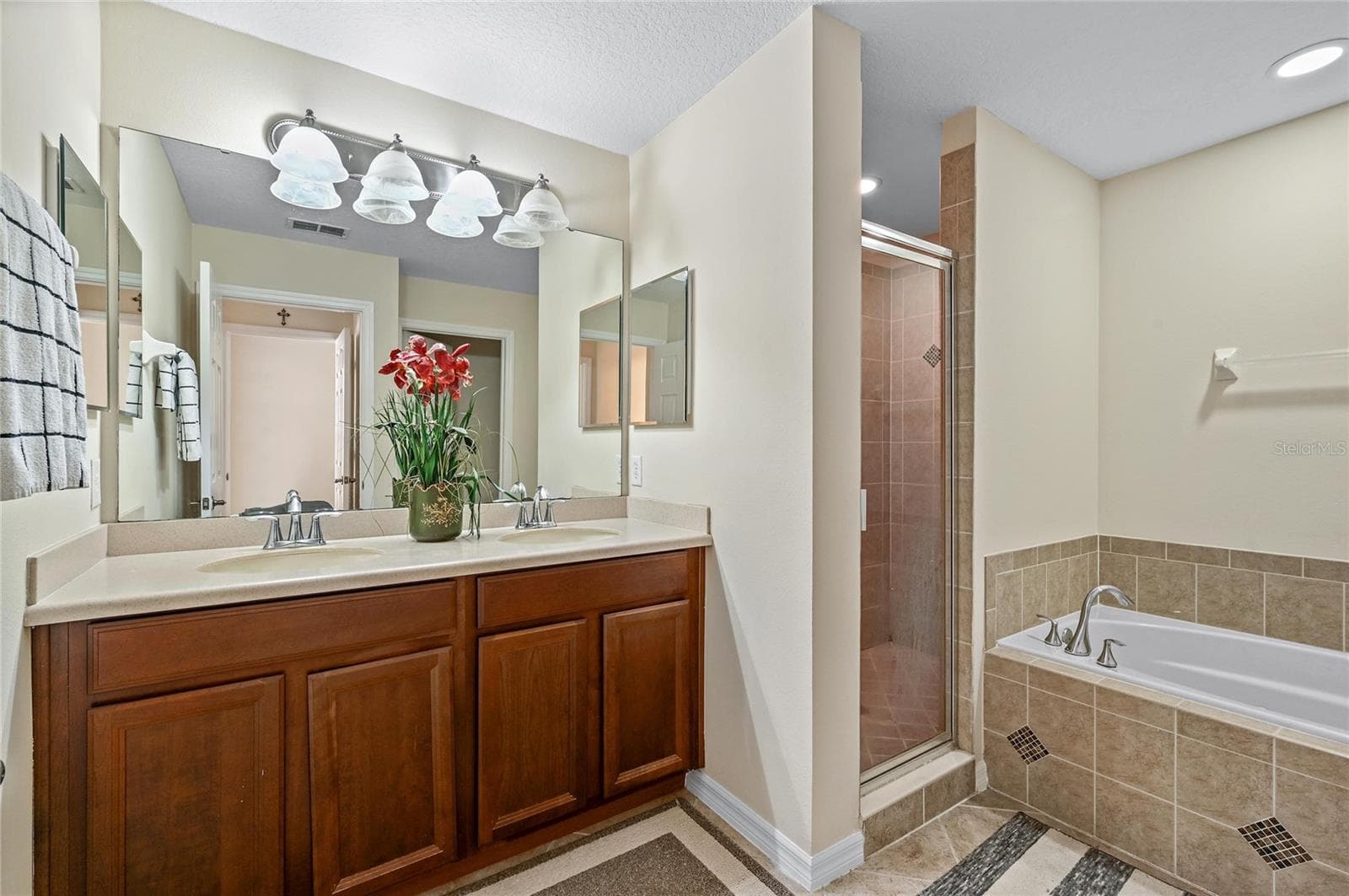 primary bath suite...double vanity jetted soaking tub and walk in shower - 104 CANTERBURY BELL DR, OVIEDO