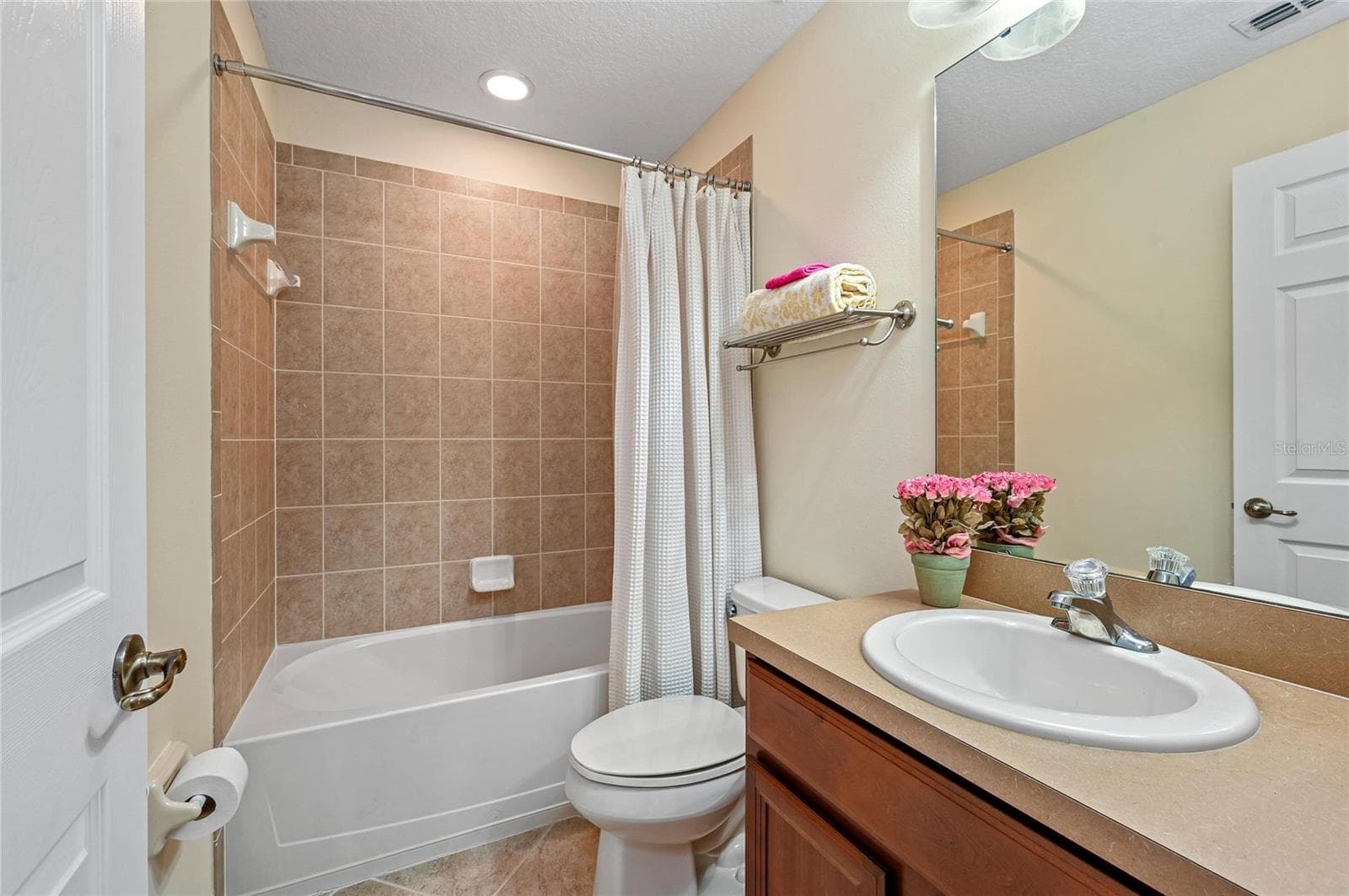 full 2nd bath on second floor - 104 CANTERBURY BELL DR, OVIEDO