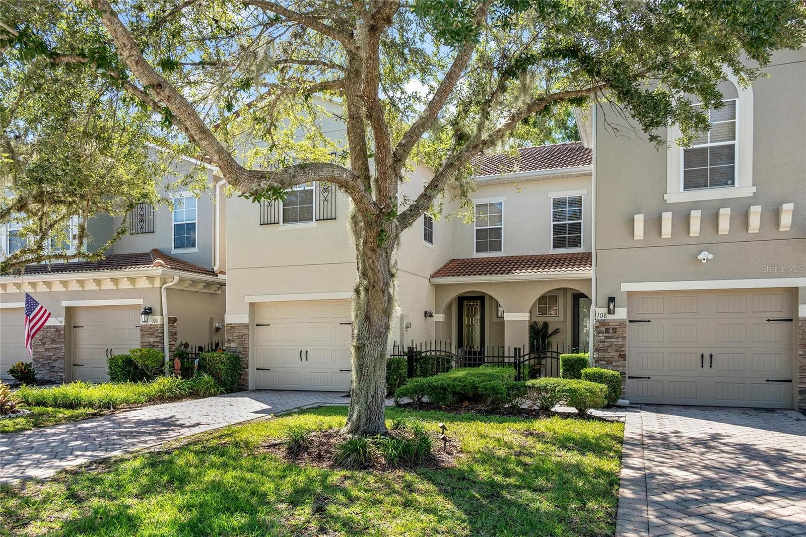 pretty mature landscaping in community - 104 CANTERBURY BELL DR, OVIEDO