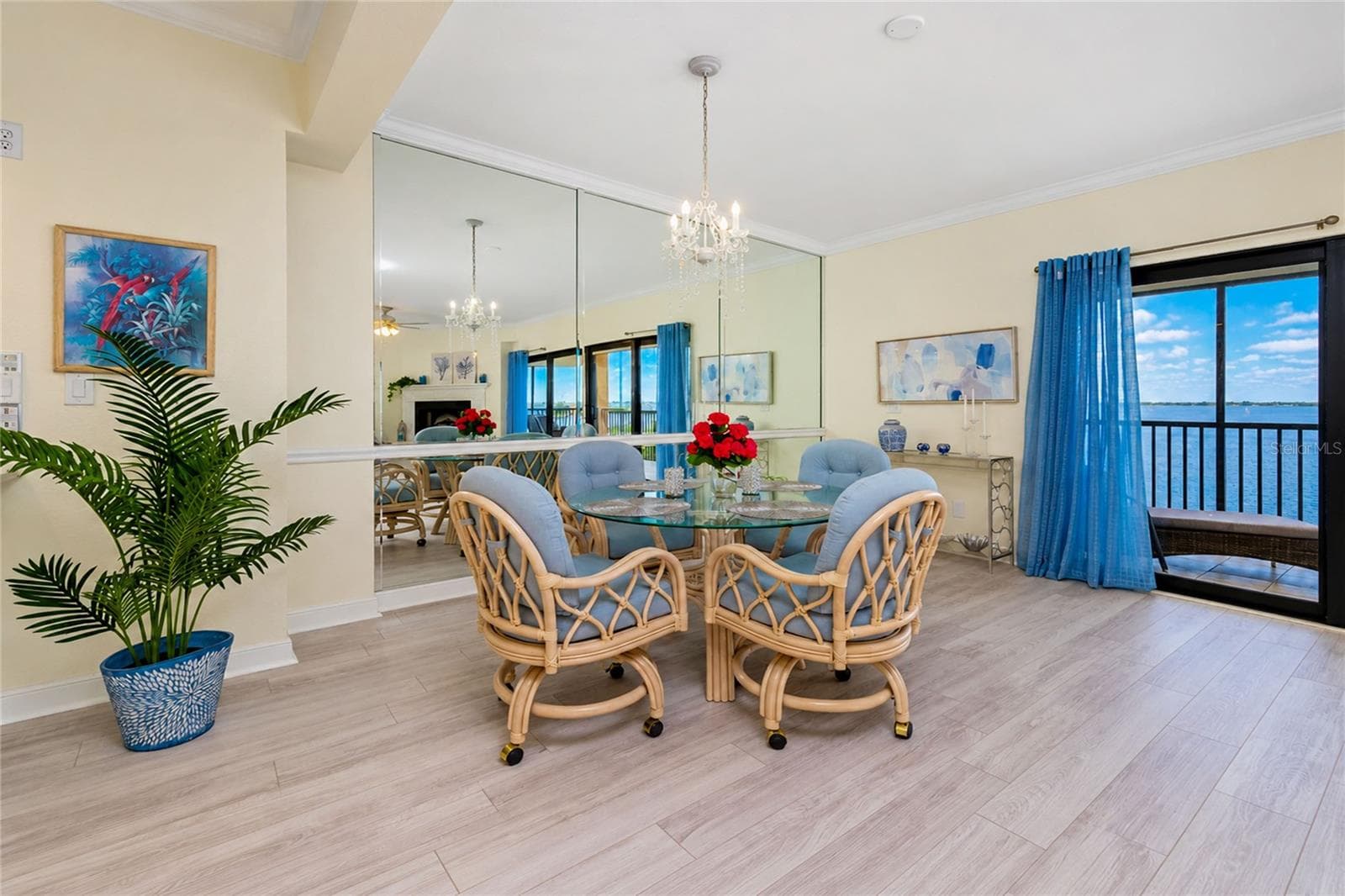 MIRROR ACCENT WALL REFLECTS THE VIEWAS! - 1601 PARK BEACH CIR #136/18, PUNTA GORDA