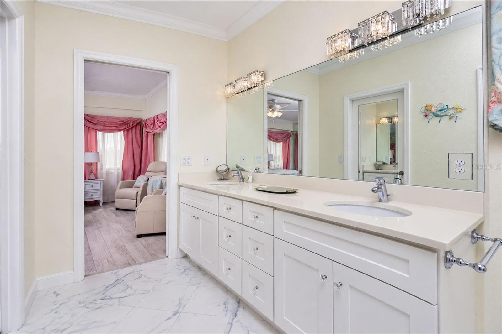 LARGE PRIMARY BATH WITH DOUBLE SINKS - 1601 PARK BEACH CIR #136/18, PUNTA GORDA