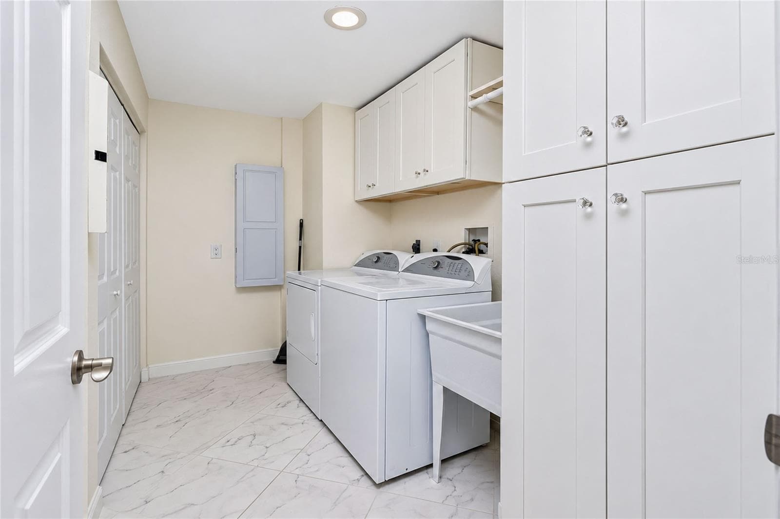 SPACIOUS LAUNDRY ROOM! - 1601 PARK BEACH CIR #136/18, PUNTA GORDA