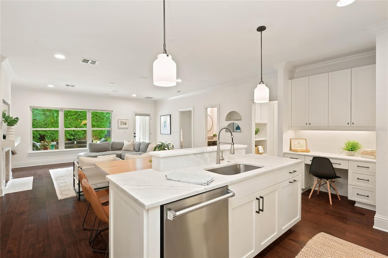 Island overlooking Family room and Built in desk for getting things done - 1707 ASHER LN, ORLANDO