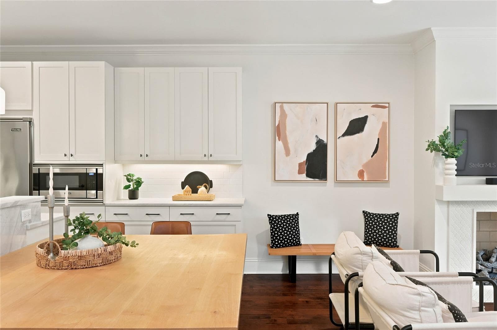 Kitchen and Family space just blend together creating a wonderful place to gather - 1707 ASHER LN, ORLANDO