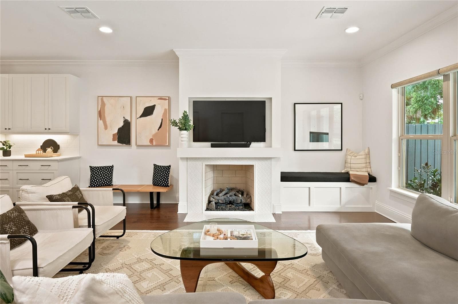 Gas fireplace & built in bench seating make for cozy evenings - 1707 ASHER LN, ORLANDO