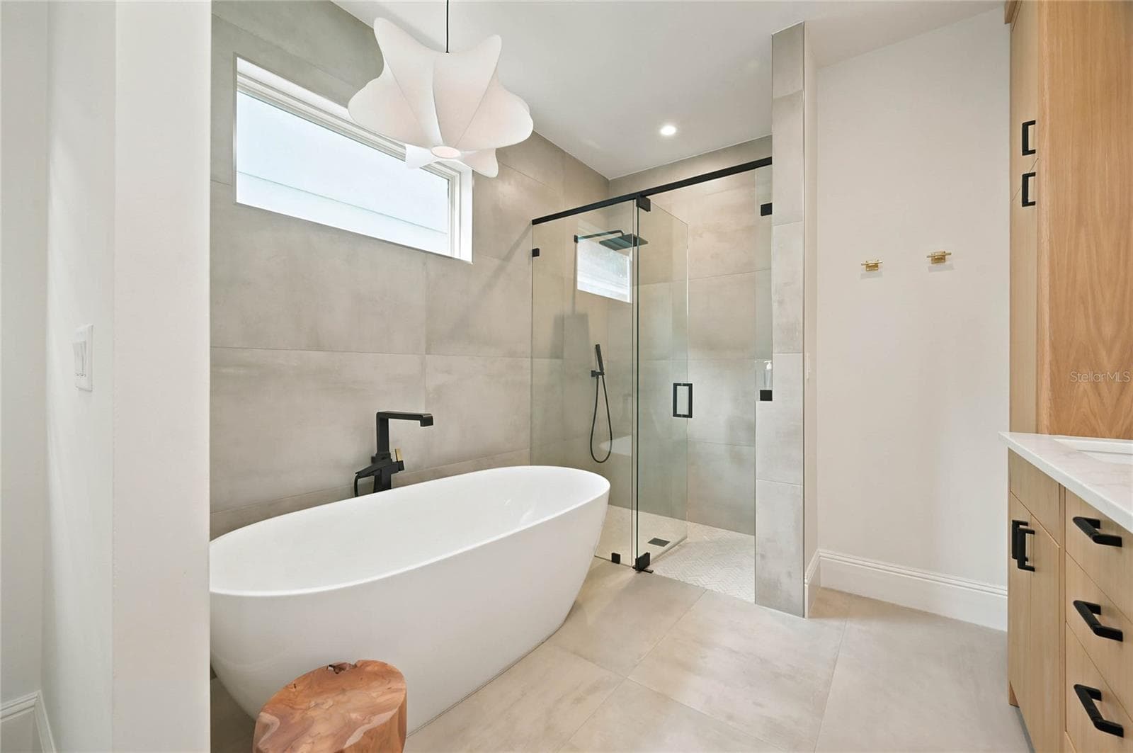 Sculptural soaking tub with bespoke lighting & oversized glass-enclosed shower with additional hand held wand and built in niche - 1707 ASHER LN, ORLANDO