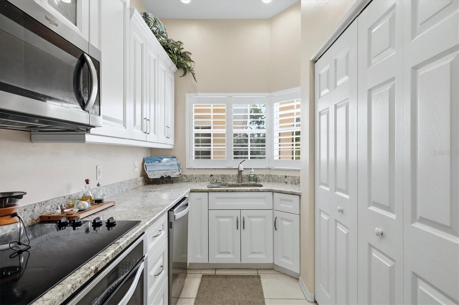 Granite counter tops, plantation shutters and PLENTY of storage. - 4256 CENTRAL SARASOTA PKWY #325, SARASOTA