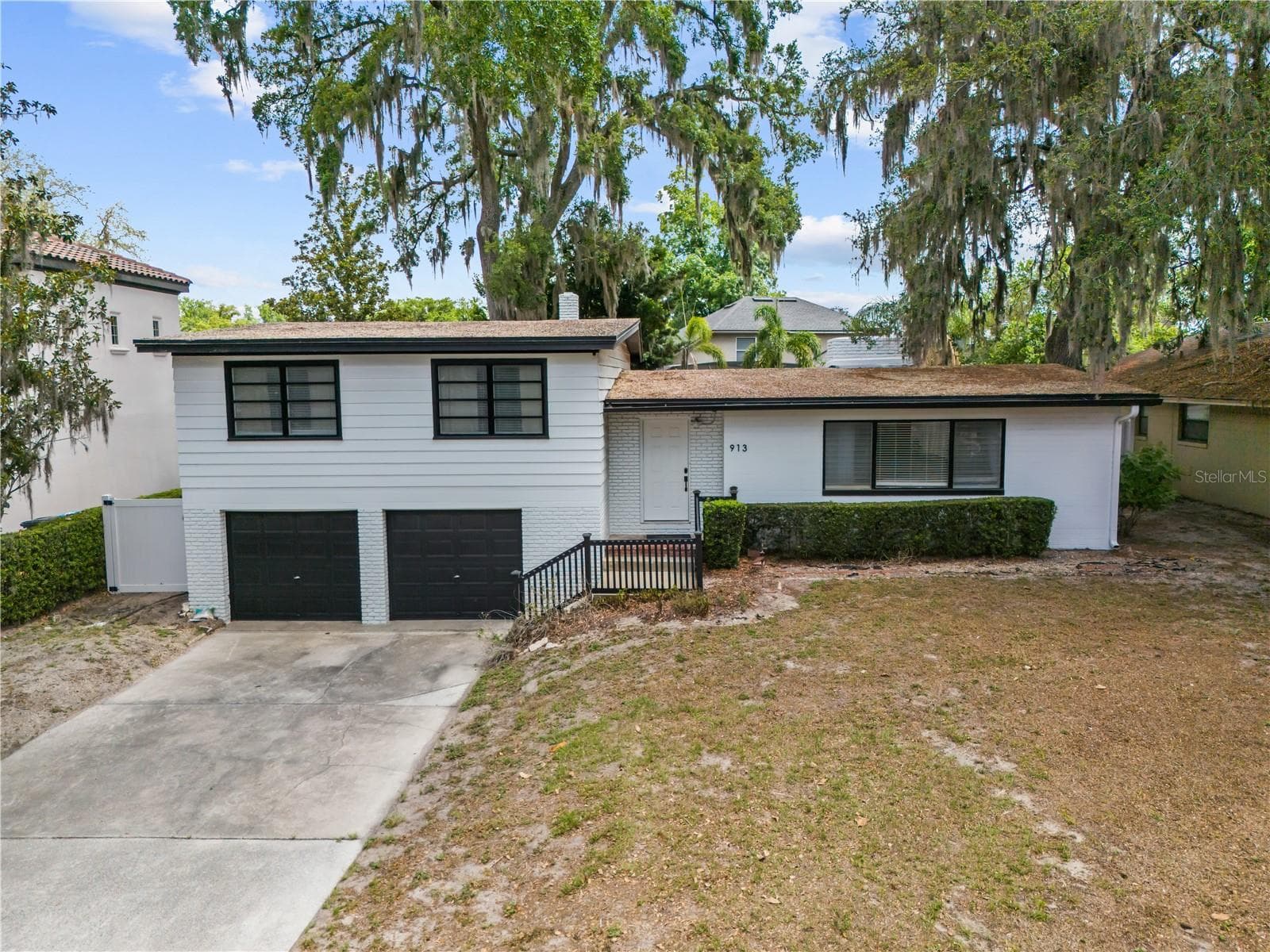 913 MOSS LN