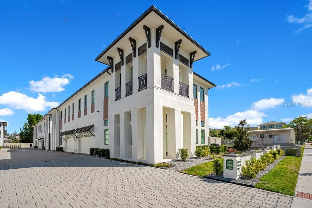 Townhouse at 504 W SWOOPE AVE, WINTER PARK, photo 2 of 32