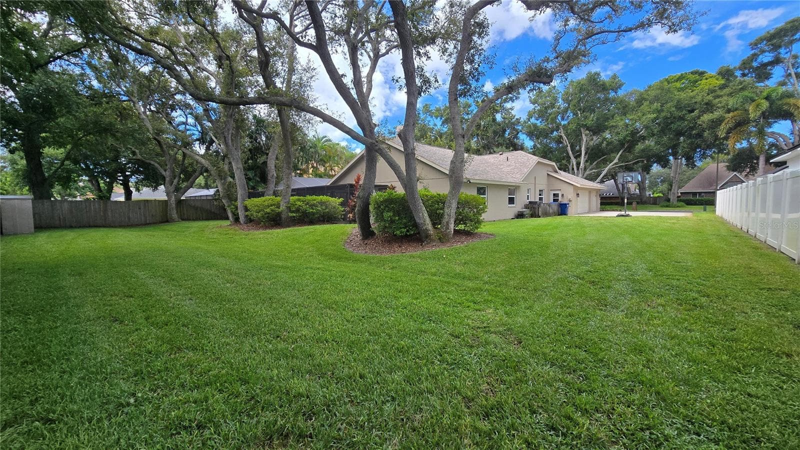 Huge lot with 0.39 acres with plenty of shade trees and a well groomed yard. - 9991 WINDTREE BLVD, SEMINOLE