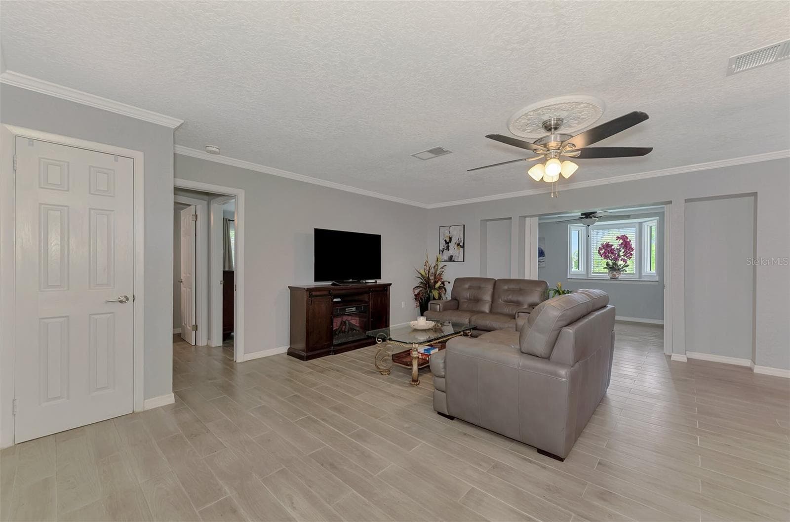 Single Family Residence at 4240 SHAMROCK DR, VENICE, photo 10 of 44