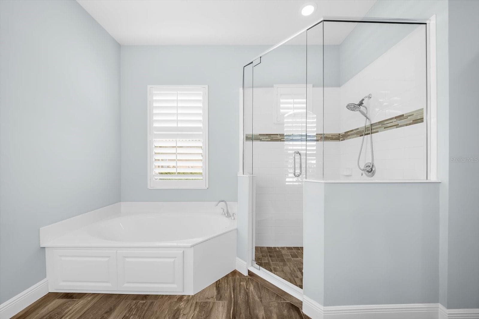 Primary Suite with Walk In Shower & Tub - 8256 LARKSPUR CIR, SARASOTA