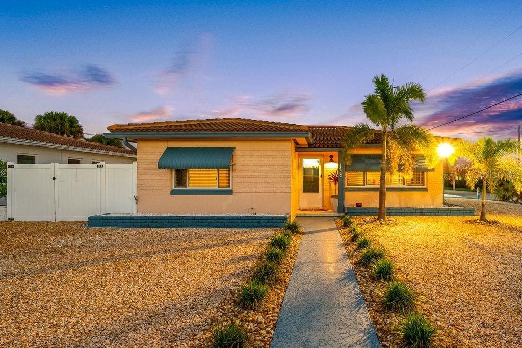 Pasadena Shores in South Pasadena - where Sunsets are Gorgeous! - 1472 DURLING DR S, SOUTH PASADENA