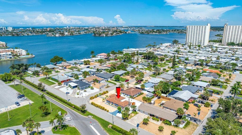 Unbeatable Location - Minutes to the Beach and Walking Distance to Pasadena Marina (slips are available) Restaurants, Parks, Shopping, too! - 1472 DURLING DR S, SOUTH PASADENA