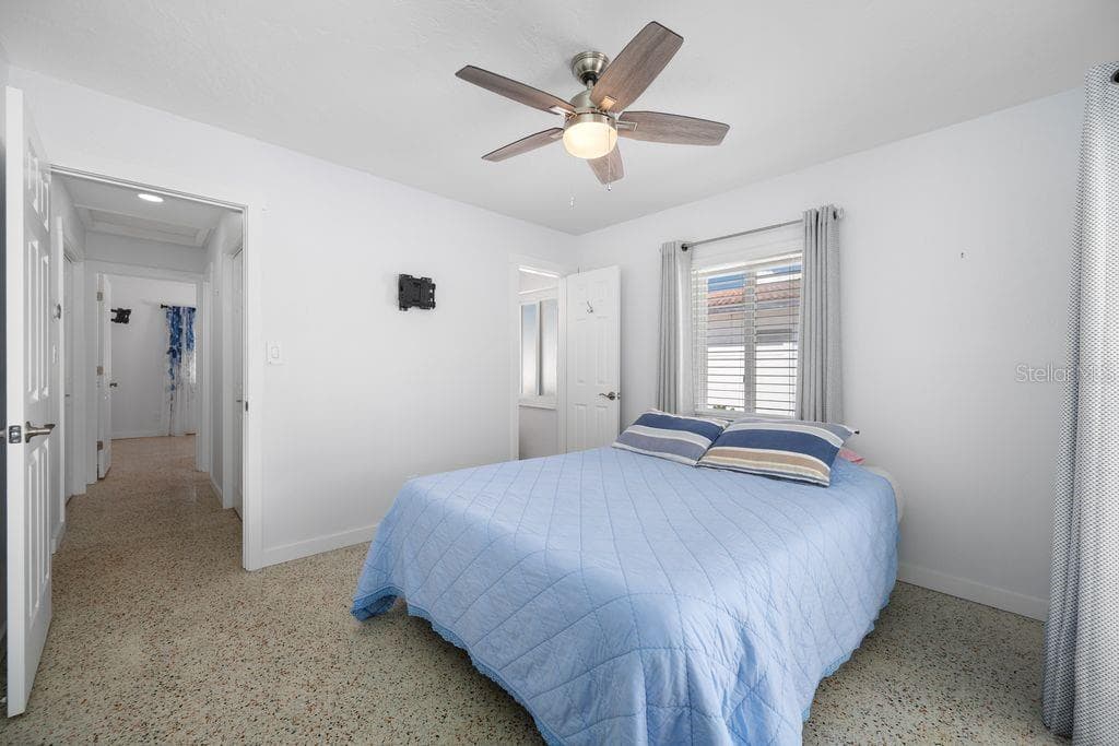 Primary Bedroom - Showing Hallway and Entrance to En-Suite Bathroom - 1472 DURLING DR S, SOUTH PASADENA