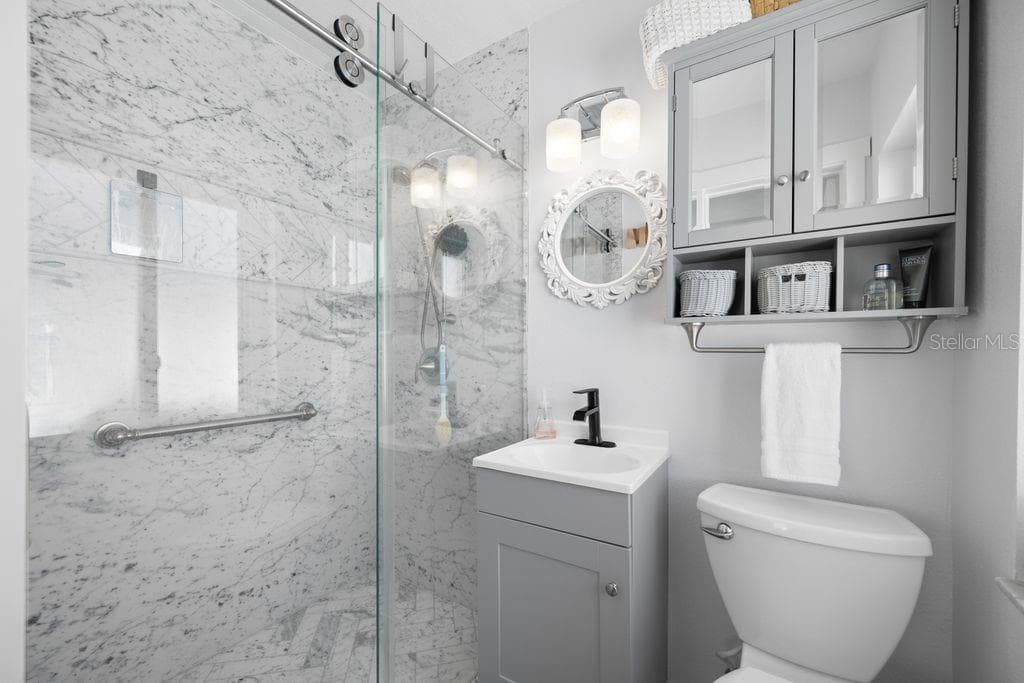 Modern and Updated En-Suite Primary Bathroom - Walk-In Shower - 1472 DURLING DR S, SOUTH PASADENA