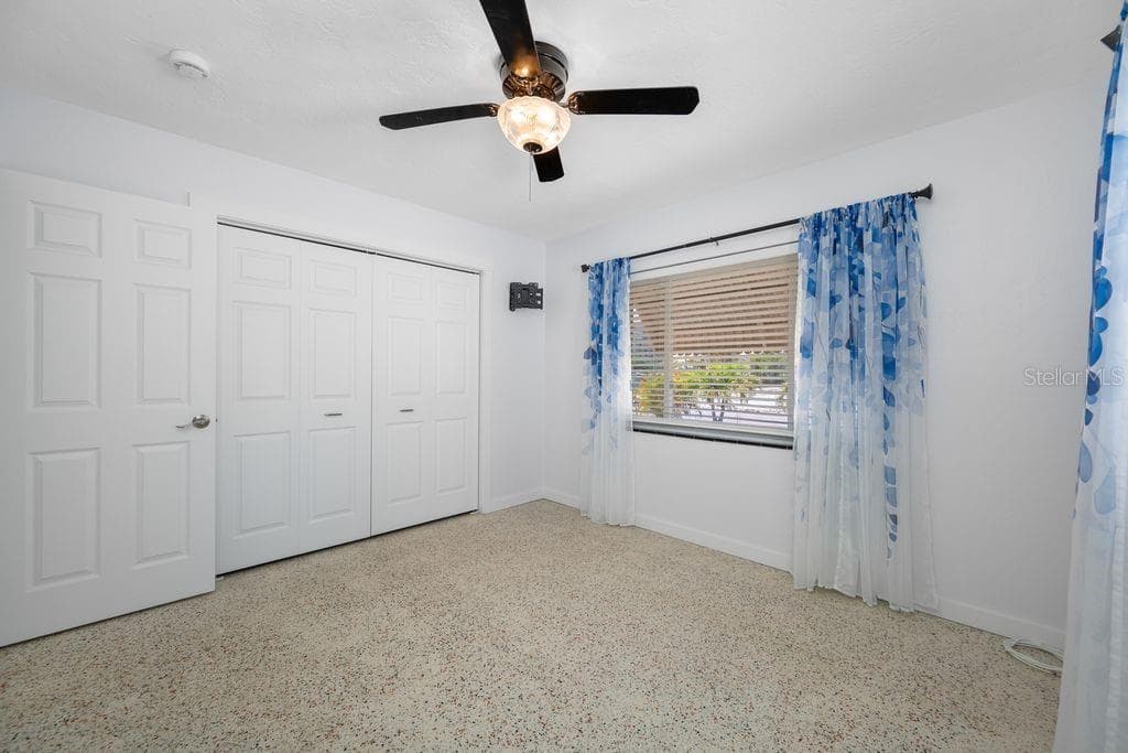 Guest Bedroom with Built In Closets - 1472 DURLING DR S, SOUTH PASADENA