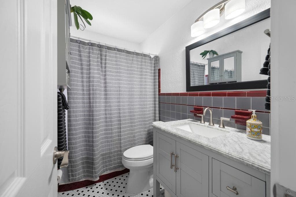 Retro Hall Bathroom with Updated Vanity, Mirror and Lighting - 1472 DURLING DR S, SOUTH PASADENA