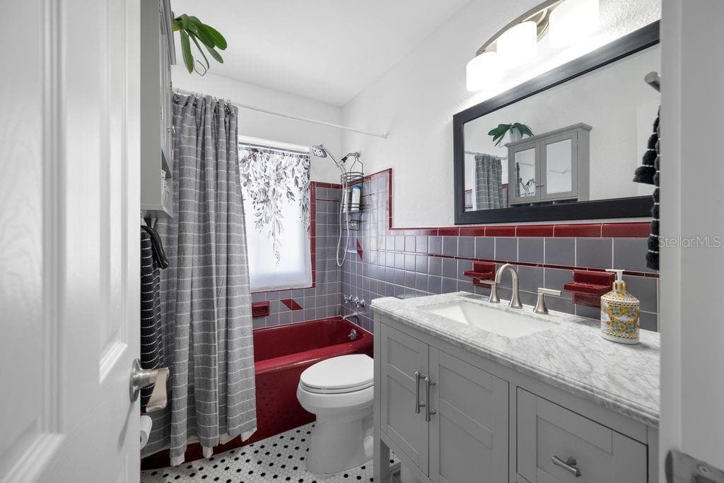 Pristine Condition Retro Hall Bathroom with Tub Shower - 1472 DURLING DR S, SOUTH PASADENA