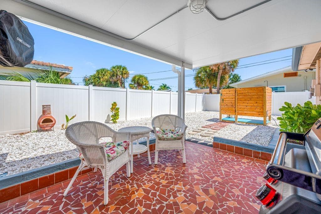 Covered Lanai and your own private Cold Water Shower - 1472 DURLING DR S, SOUTH PASADENA