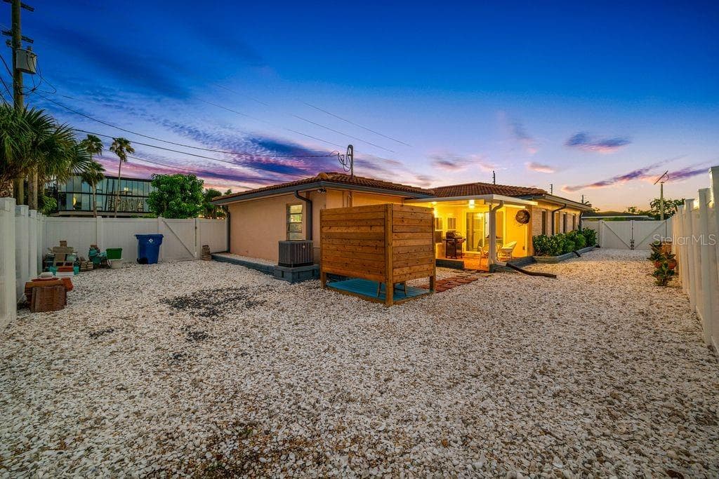 Private Side and Backyard - Fully Fenced - Low Maintenance - 1472 DURLING DR S, SOUTH PASADENA