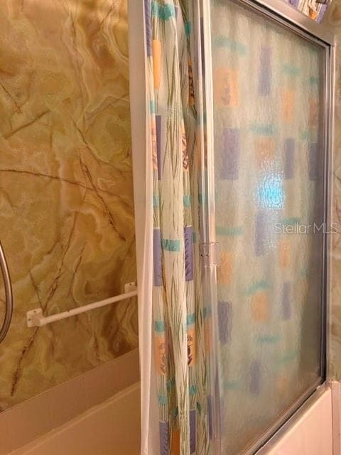 GUEST BATH WITH SHOWER/BATHTUB COMBO - 84 CEDAR ELM DR #28, SAFETY HARBOR
