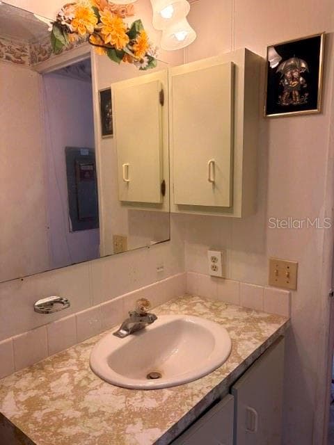 MASTER BATH WITH SHOWER - 84 CEDAR ELM DR #28, SAFETY HARBOR