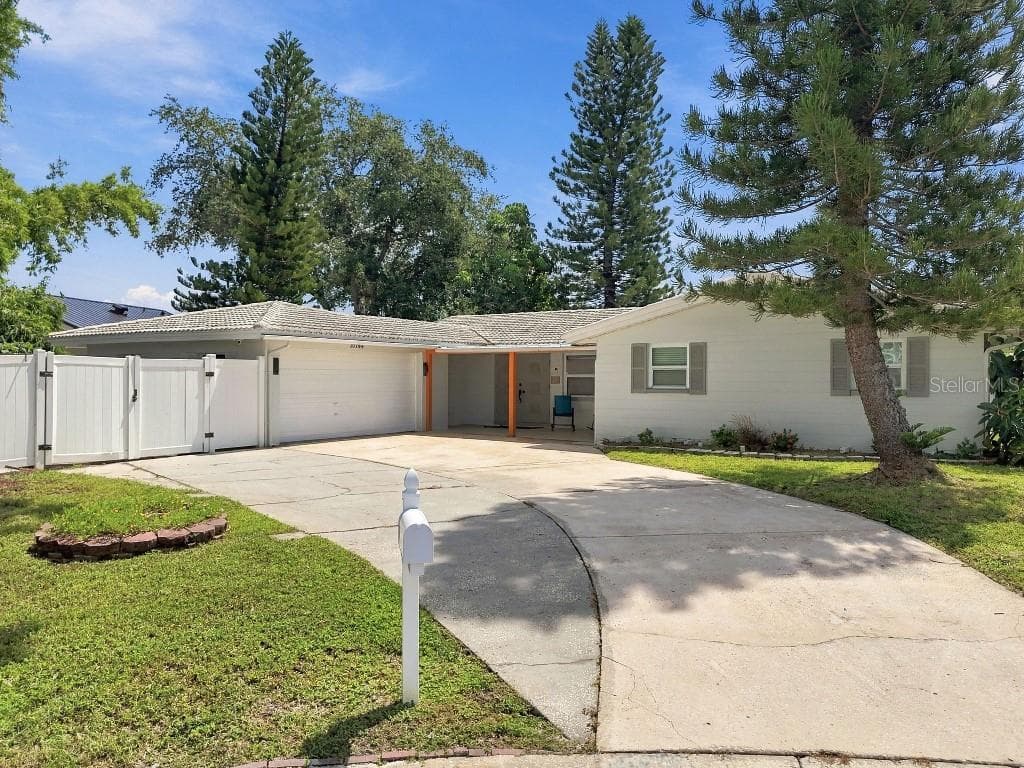 Single Family Residence at 10744 DRUMMOND RD, TAMPA, photo 2 of 73