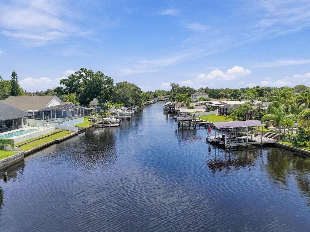Single Family Residence at 10744 DRUMMOND RD, TAMPA, photo 4 of 73
