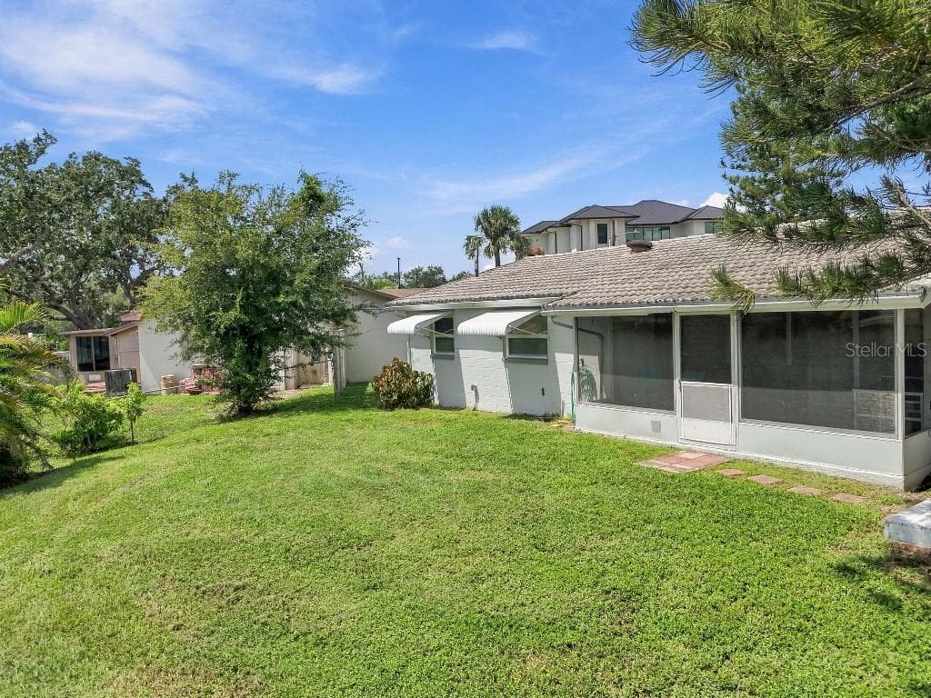 Single Family Residence at 10744 DRUMMOND RD, TAMPA, photo 8 of 73
