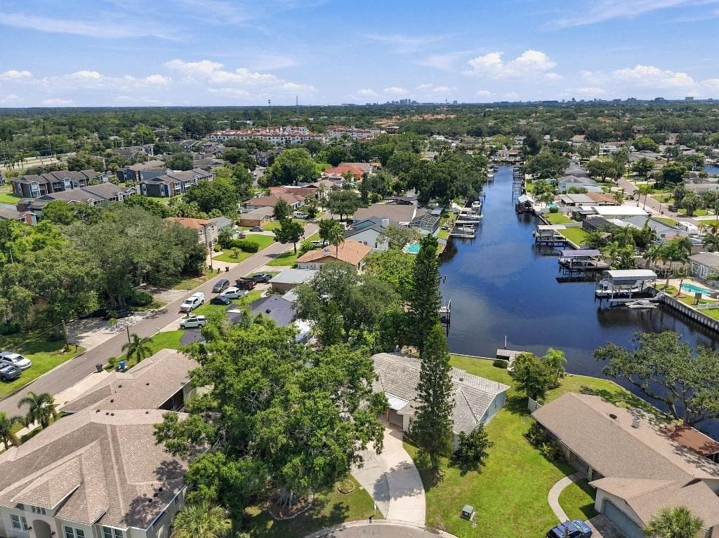 Single Family Residence at 10744 DRUMMOND RD, TAMPA, photo 12 of 73