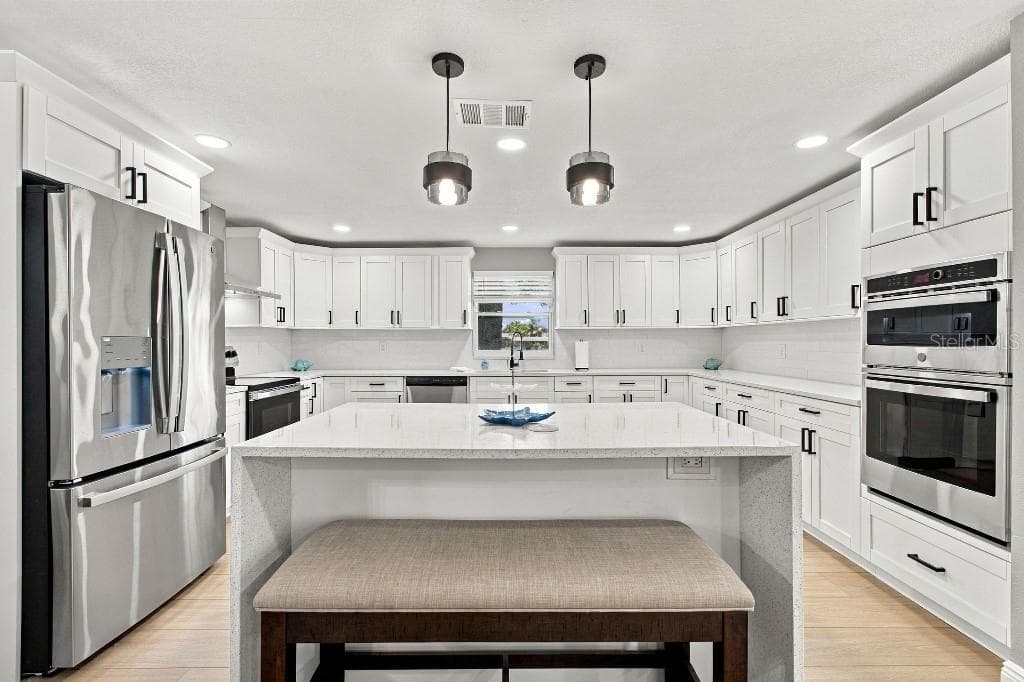 Single Family Residence at 10744 DRUMMOND RD, TAMPA, photo 19 of 73