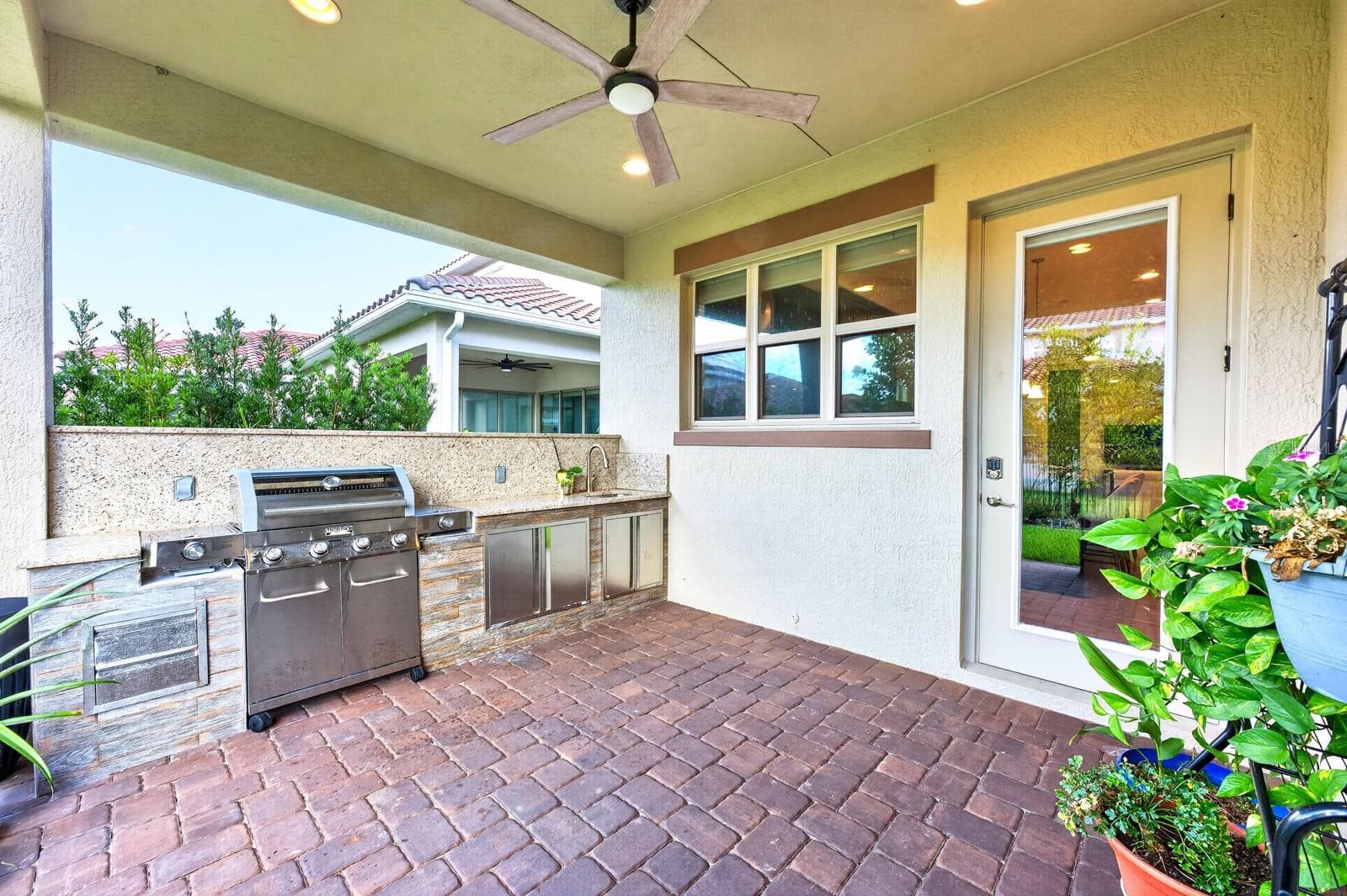 Covered paver lanai, summer kitchen. - 13472 PADSTOW PL, ORLANDO