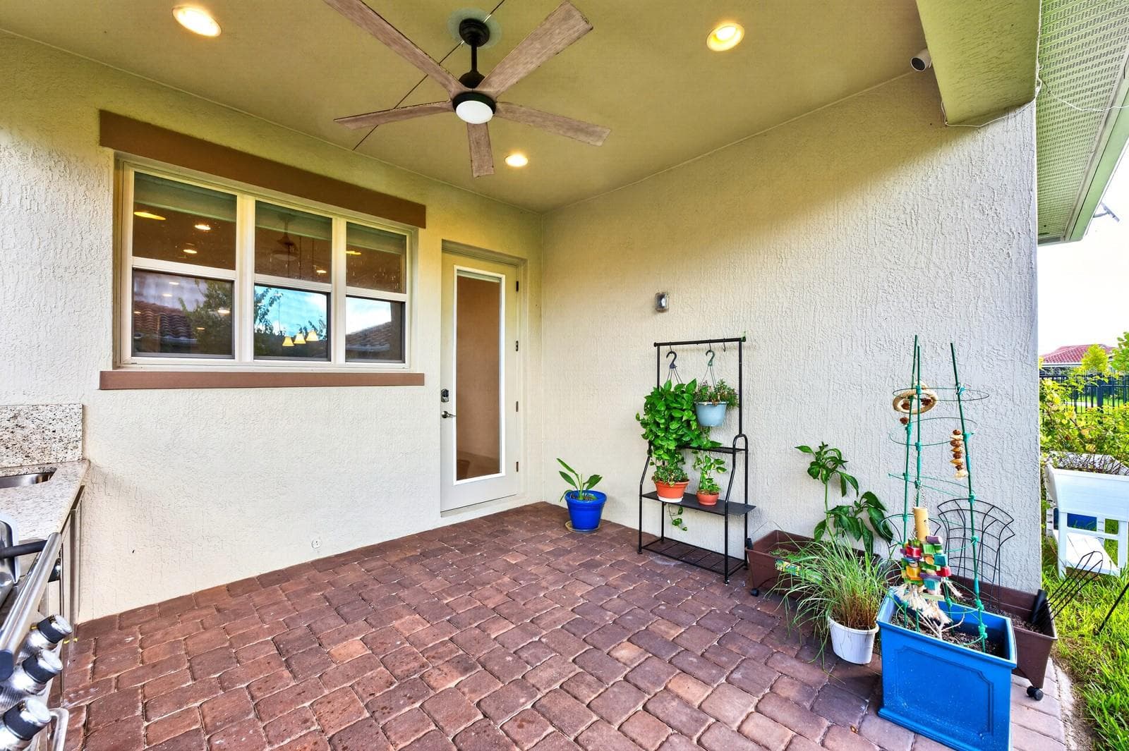 Enjoy indoor/outdoor Florida living year-round. - 13472 PADSTOW PL, ORLANDO